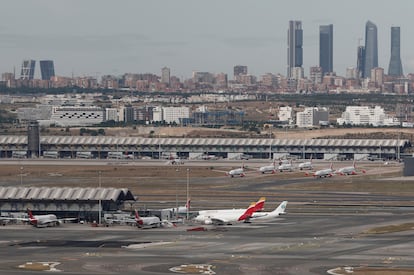 Vista del aeropuerto de Madrid-Barajas con la ciudad de fondo.