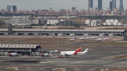 Vista del aeropuerto de Madrid-Barajas con la ciudad de fondo.