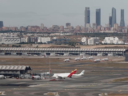 Vista del aeropuerto de Madrid-Barajas con la ciudad de fondo.