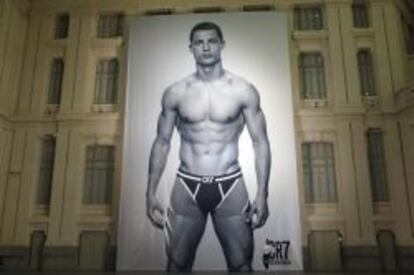 Cristiano Ronaldo posa ante el cartel de su promoci&oacute;n en el Ayuntamiento de Madrid. 