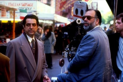 Joe Mantegna (que interpreta Joey Zasa) e Francis Ford Coppola, na gravação de 'O poderoso chefão 3'.