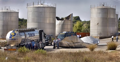 Al fondo, el tanque donde se produjo ayer la explosin en Paterna. Los restos del depsito volaron a 40 o 50 metros.