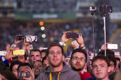 Espectadores graban con sus móviles uno de los conciertos de Coldplay en Barcelona.