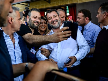 Matteo Salvini (en medio, de azul), viceprimer ministro de Italia y líder de la Liga, haciéndose una foto con unos seguidores, el 25 de junio en Chivasso (Turín).