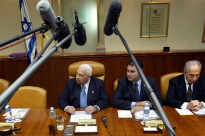 Ariel Sharon, a la izquierda, antes de la reunión de su Gabinete.