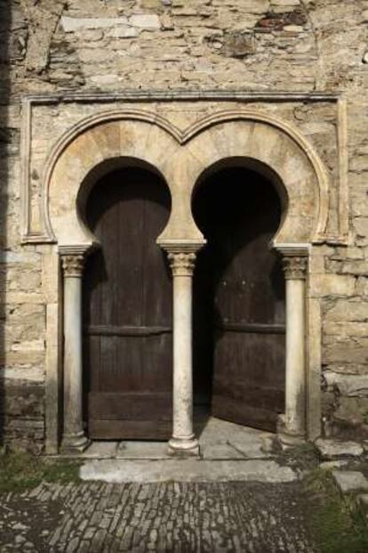 Puerta mozárabe de la iglesia de Peñalba de Santiago (León).