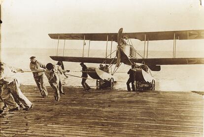 Varios marineros sacan del agua un hidroavión austro-húngaro.