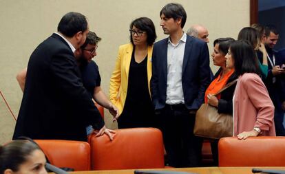 En la imagen, Miguel Urban, de Podemos (segundo por la izda.); Diana Riba (centro) y Jordi Solé (tercero por la derecha), de ERC; Pernando Barrena (izquierda), de Bildu, y Ana Miranda (derecha), de BNG, que integran la delegación de Ahora Repúblicas, tras el acto. 