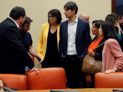 En la imagen, Miguel Urban, de Podemos (segundo por la izda.); Diana Riba (centro) y Jordi Solé (tercero por la derecha), de ERC; Pernando Barrena (izquierda), de Bildu, y Ana Miranda (derecha), de BNG, que integran la delegación de Ahora Repúblicas, tras el acto. 