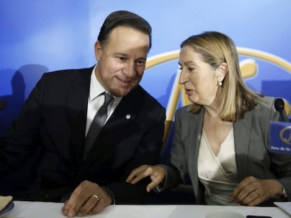 El presidente de Panam&aacute;, Juan Carlos Varela, conversa con la ministra de Fomento, Ana Pastor.