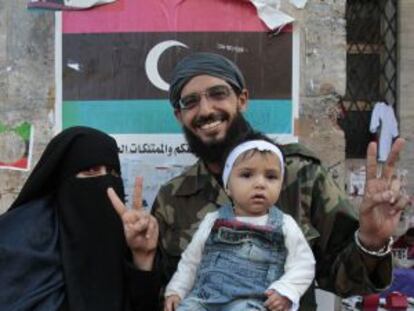 Una familia libia en la calle Omar Mujtar, en el centro de Trípoli.