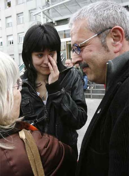 El portavoz de Askatasuna, Juan Mari Olano, e Irati Arantzabal, novia del preso etarra José Ignacio de Juana Chaos, conversan a su salida del hospital Donostia de San Sebastián donde está ingresado De Juana.