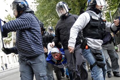 La policía francesa detiene a un estudiante durante los enfrentamientos de ayer en Lyon.