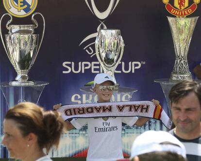 GRA068. SKOPJE, 08/08/2017.- Un aficionado con la camiseta del Real Madrid posa por el centro de Skopje horas antes de la final de la Supercopa de la UEFA que el Real Madrid y el Manchester United disputan esta noche en el estadio Filip II deen Skopje.EFE/Javier Etxezarreta