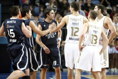 Vujacic y Felipe, rodeados del resto de jugadores tras su encontronazo.
