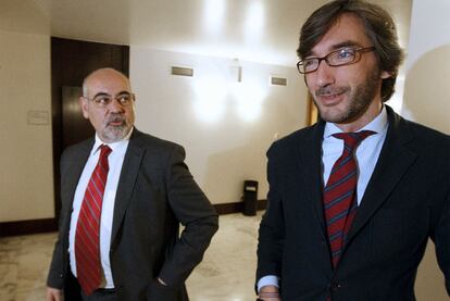 El socialista José Antonio Pastor (izquierda) y el popular Iñaki Oyarzábal, ayer en el Parlamento.