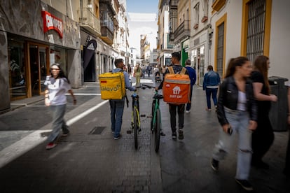 'Riders' de Glovo y Just Eat en Sevilla, en febrero pasado.