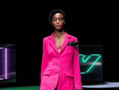 Vuelta a los 80: Emporio Armani lo apuesta todo a los colores y siluetas disco