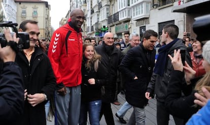 Lamar Odom por las calles de Vitoria