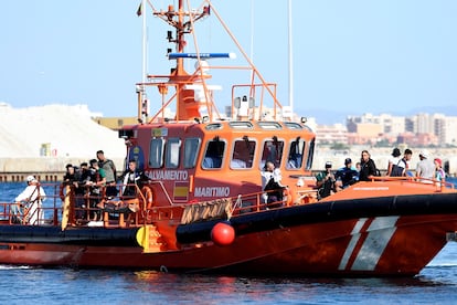 Traslado al puerto de Almería de 32 inmigrantes tras su rescate por Salvamento Marítimo.