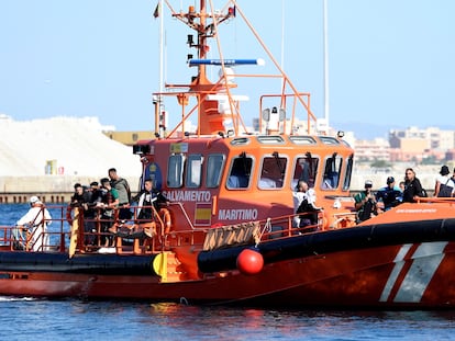 Traslado al puerto de Almería de 32 inmigrantes tras su rescate por Salvamento Marítimo.