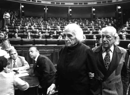 La legalización del PCE agilizó los trámites para la vuelta de Dolores Ibarruri <i>La Pasionaria</i> a España. Tras las elecciones, llegó esta imagen, de Ibarruri junto al poeta Rafael Alberti en el Congreso de los Diputados en las primeras Cortes democráticas tras la celebración de elecciones.