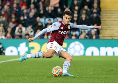 Philippe Coutinho en un partido del Aston Villa contra el Leeds United.