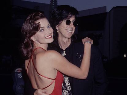 La modelo Paulina Porizkova y el cantante Ric Ocasek (fallecido en septiembre de 2019) en una fiesta en 1990. Se separaron en 2017 y seguían casados cuando él falleció.