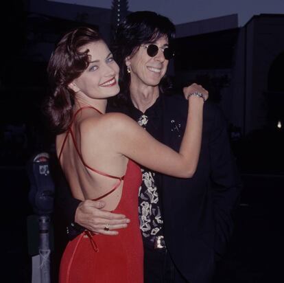 La modelo Paulina Porizkova y el cantante Ric Ocasek (fallecido en septiembre de 2019) en una fiesta en 1990. Se separaron en 2017 y seguían casados cuando él falleció.