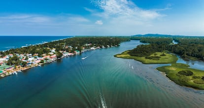 Vista aérea de Tortuguero, donde confluyen los ríos La Suerte, Penitencia y la laguna de Tortuguero junto al mar Caribe.  