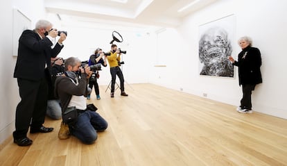 La artista británica Maggi Hambling atiende a los fotógrafos al presentar su exposición en Marlborough Gallery de Londres en 2020.