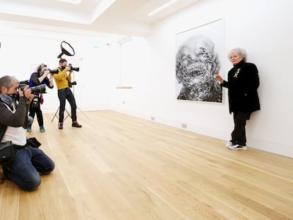 La artista británica Maggi Hambling atiende a los fotógrafos al presentar su exposición en Marlborough Gallery de Londres en 2020.