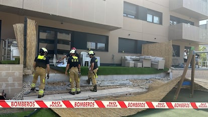 El muro caído el viernes 2 de agosto en la promoción del Plan Vive de Alcorcón, en una foto cedida por los vecinos.