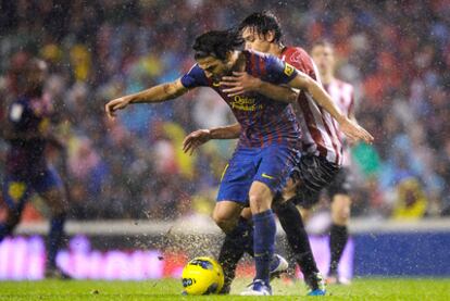 Cesc e Iturraspe pugnan por el balón en San Mamés.