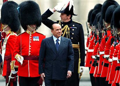 Silvio Berlusconi pasa revista a una guardia de honor ayer en Londres.
