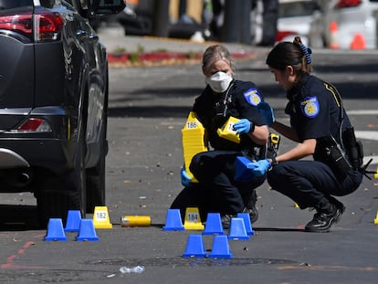 Elementos de la Policía de Sacramento colocan marcadores de evidencia en la calle 10, en la escena de un tiroteo masivo, el 3 de abril.
