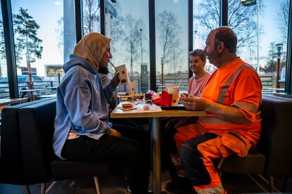 Una familia come en un McDonalds en Sjöbo. 
