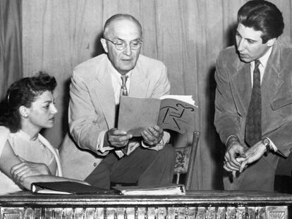 William Carlos Williams, junto a dos actores, antes del estreno de una obra teatral suya en 1949 en Nueva York.