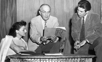 William Carlos Williams, junto a dos actores, antes del estreno de una obra teatral suya en 1949 en Nueva York.