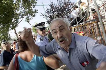 Un airado vecino en la concentración que ayer boicoteó la puesta en marcha de la narcosala de Vall d'Hebron.