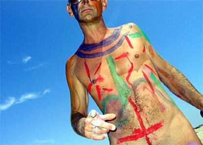 Un nudista, con el cuerpo pintado, en la fiesta celebrada ayer en el Puerto de Santa María.