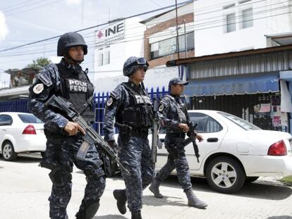 Federales resguardan las instalaciones de INE, en Oaxaca