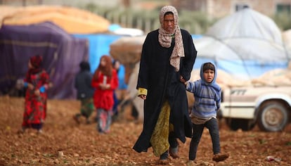 Civiles sirios en un campo de refugiados.