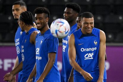 Coman y Mbappe bromean durante el entrenamiento del sábado en Doha.