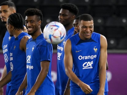 Coman y Mbappe bromean durante el entrenamiento del sábado en Doha.