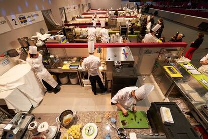 Los aspirantes cocinan durante el Bocuse d’Or de 2013.
