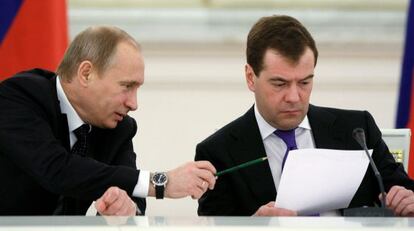 Vladímir Putin (izquierda), junto a Dimitri Medvédev.