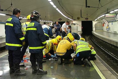 Un equipo del Samur atiende a Miriam Alonso, arrojada al metro en la estación de Carabanchel.