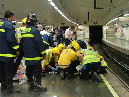 Un equipo del Samur atiende a Miriam Alonso, arrojada al metro en la estación de Carabanchel.