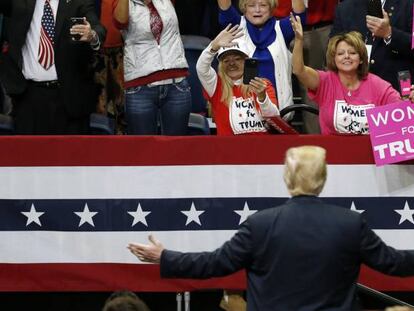 Público aplaude o presidente Donald Trump na sua chegada a um comício em Chattanooga (Tennessee), no domingo passado.